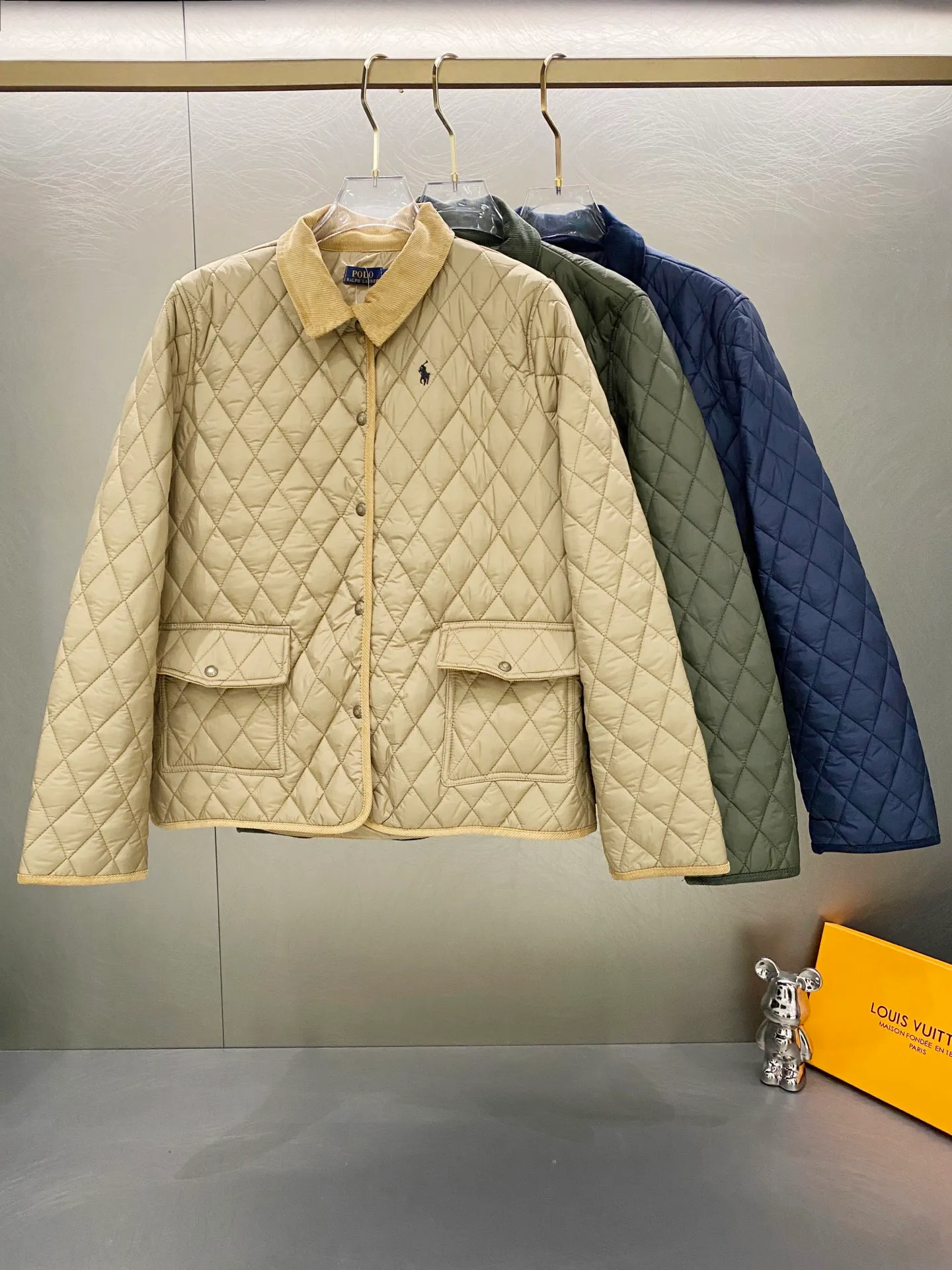 P340 Ralpah Lauren/Ralph Lauren diamond plaid lapel veteran cotton jacket, same style for men and women, British retro style, classic diamond Henry lapel thin cotton jacket, simple yet stylish, corduroy trimmed cuffs, collar, straight foldable, two-wear, fashionable, warm and not abrasive to the skin. Flap pockets are more practical and safer. The half-high collar has double-button closure on the front. The fabric has a certain anti-water effect, making it a timeless classic. The delicate embroidery of the pony on the left side of the chest is retro and will never go out of style. Color: navy khaki green Size: S-XL